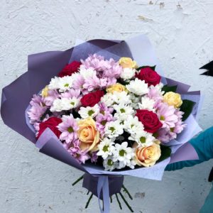 Сборный букет из 11 роз и 10 хризантем
