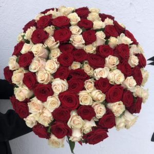Букет 101 роза MIX красно-кремовая