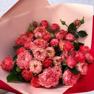 Букет из 10 кустовых красных пионовидных роз