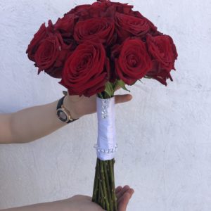 Свадебный букет из 25 красных роз