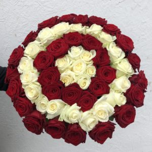 Букет из 51 розы кольцами (красные и белые) 60 см