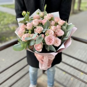 Кустовые пионовидные розы с эвкалиптом