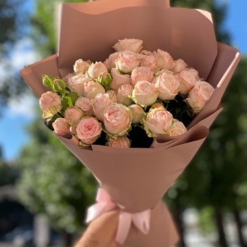 10 кустовых пионовидных роз (бежево-розовые)