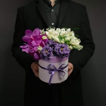 Шляпная коробка с орхидеей, эустомой и альстромерией
