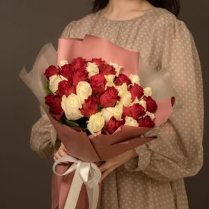 35 Красных + белых кенийских роз
