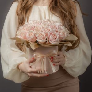 Шляпная коробка из 25 Розовых роз