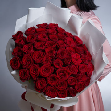 51 роза "Red Naomi" 50 см