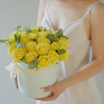 25 Желтых роз с эвкалиптом в шляпной коробке