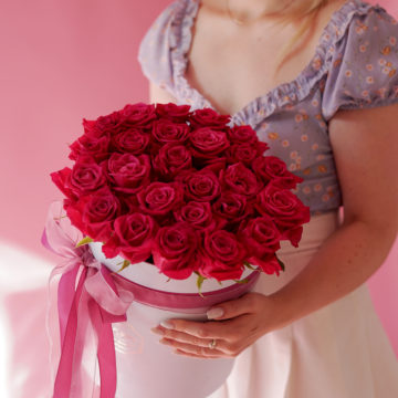 Шляпная коробка из 25 красивых красных роз