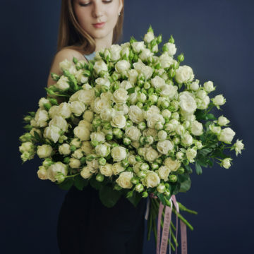 25 белых кустовых пионовидных роз