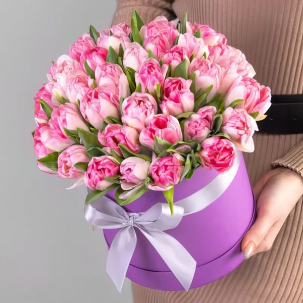 35 Розовых Пионовидных Тюльпанов в коробке