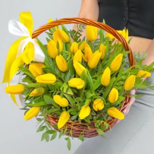 35 Желтых Тюльпанов в корзине