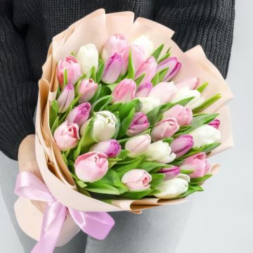Букет из 35 Голландских белых, сиреневых, розовых тюльпанов