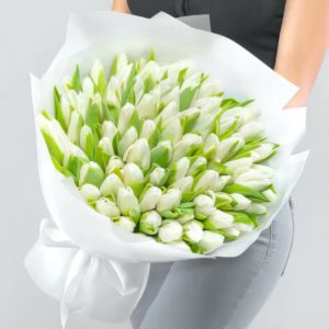 Букет из 101 белого тюльпана в белой пленке