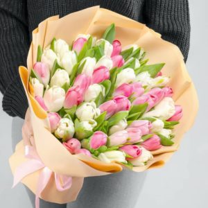Букет из 51 белого и розового тюльпана