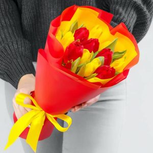 Букет из 11 красных и желтых тюльпанов в крафтовой бумаге