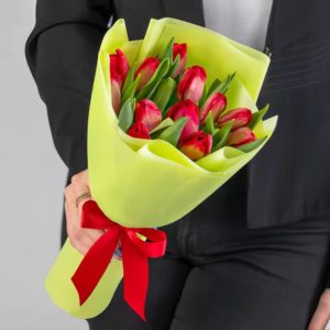 Букет из 11 красных тюльпанов в пленке
