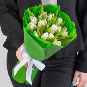 Букет из 15 белых тюльпанов в зеленой пленке