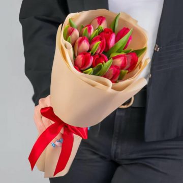 Букет из 15 Голландских красных тюльпанов в крафтовой бумаге
