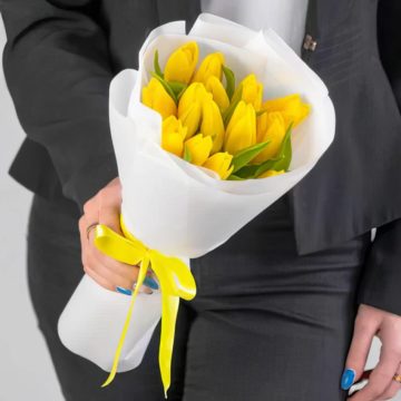 Букет из 15 Голландских желтых тюльпанов в белой пленке