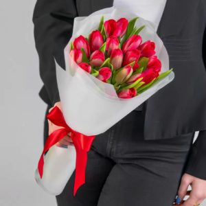 Букет из 19 красных тюльпанов в пленке