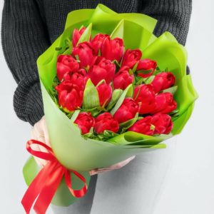 Букет из 19 красных тюльпанов с зеленью