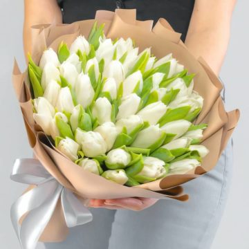 Букет из 45 Голландских белых тюльпанов в крафтовой бумаге