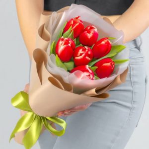 Букет из 7 красных тюльпанов в крафтовой бумаге